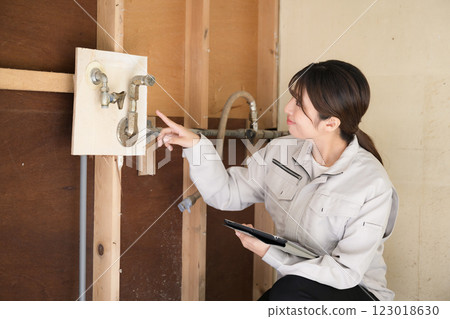 An estimate worker checking plumbing work 123018630