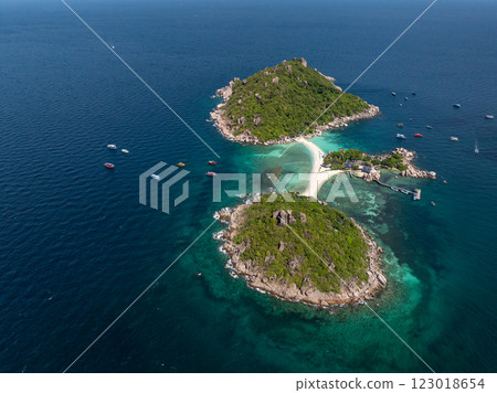 Lush islands with a pristine sandy beach surrounded by turquoise sea. Ko Nang Yuan, Thailand. 123018654