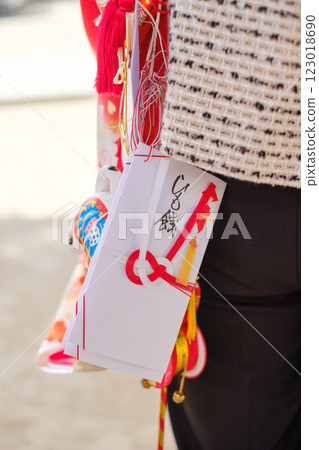 一名婦女前往神社並收到一串錢 — — 傳統儀式 一名婦女前往神社並收到一串錢 — — 傳統儀式 123018690