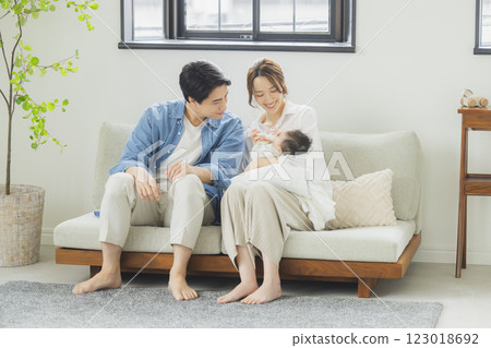 年輕家庭、父母與孩子、孩子、客廳 年輕家庭、父母與孩子、孩子、客廳 123018692