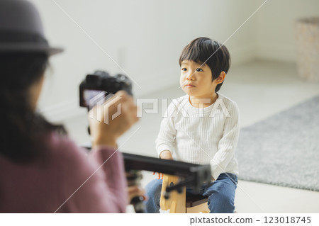 年輕的家庭和攝影師 年輕的家庭和攝影師 123018745