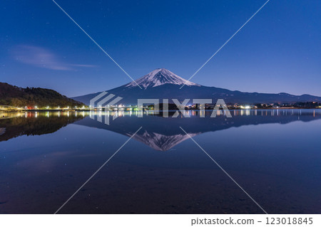 [Yamanashi Prefecture] Late-night view of Lake Kawaguchi: Mt. Fuji reflected on the lake surface 123018845