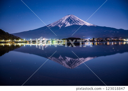 [Yamanashi Prefecture] Late-night view of Lake Kawaguchi: Mt. Fuji reflected on the lake surface 123018847