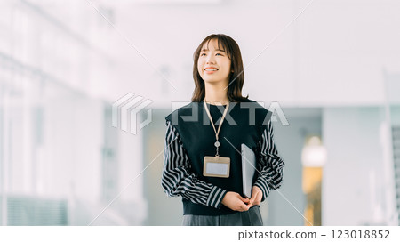 帶著筆記型電腦散步的年輕女性/女商人 123018852
