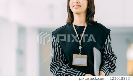 帶著筆記型電腦散步的年輕女性/女商人 帶著筆記型電腦散步的年輕女性/女商人 123018853