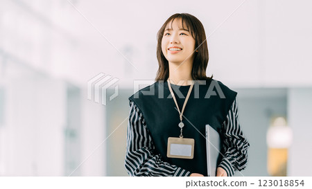 帶著筆記型電腦散步的年輕女性/女商人 帶著筆記型電腦散步的年輕女性/女商人 123018854