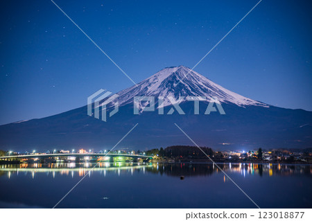 [Yamanashi Prefecture] Lake Kawaguchi at midnight - Mt. Fuji seen from the lakeside 123018877