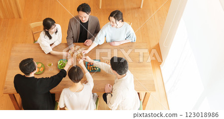 男人和女人在家庭聚會上舉杯慶祝 男人和女人在家庭聚會上舉杯慶祝 123018986