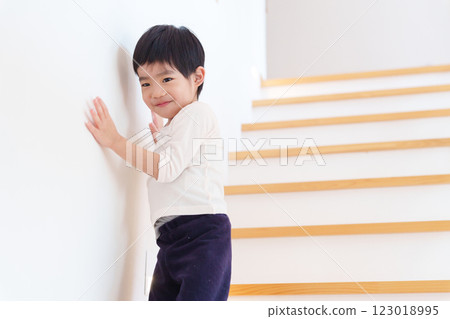 Child getting off the stairs 123018995