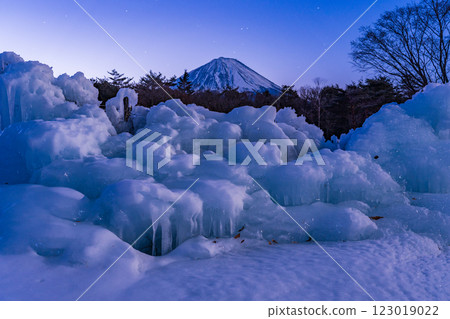 【山梨縣】西湖野鳥森林公園的星夜、冰雕和富士山 123019022