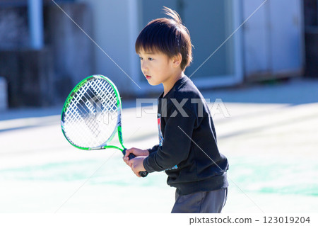 男孩打網球，幼兒 123019204