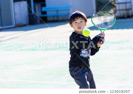 男孩打網球，幼兒 123019207