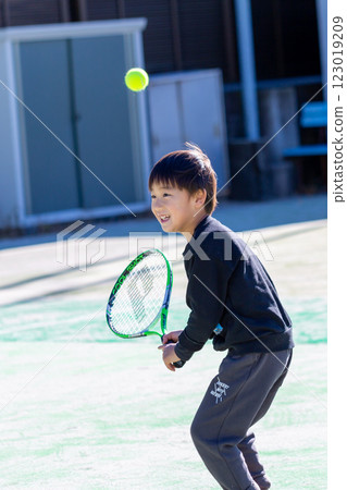 男孩打網球,幼兒 男孩打網球,幼兒 123019209