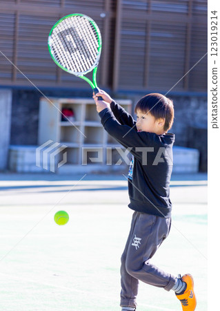 男孩打網球,幼兒 男孩打網球,幼兒 123019214