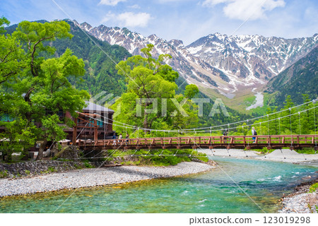 《初夏的上高地》河童橋和穗高山脈的壯麗景色,新綠色美麗 《初夏的上高地》河童橋和穗高山脈的壯麗景色,新綠色美麗 123019298