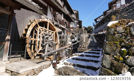 中山道馬籠宿的雪景與水車 123019356