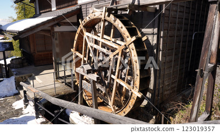 中山道馬籠宿的雪景與水車 123019357