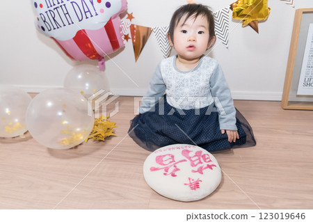 Japanese 1st year old girl's birthday party - Issho mochi 123019646