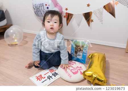 日本 1 歲女孩的生日派對 - Issho mochi 123019673
