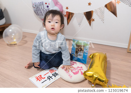 日本 1 歲女孩的生日派對 - Issho mochi 123019674