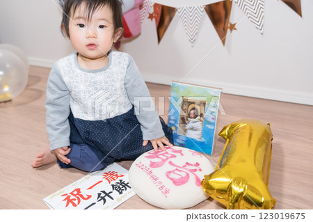 日本 1 歲女孩的生日派對 - Issho mochi 123019675