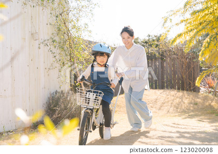 父母和孩子練習騎自行車 123020098