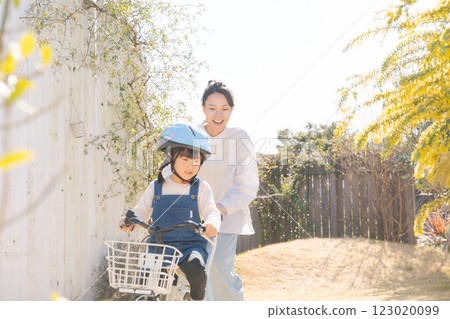 父母和孩子練習騎自行車 123020099