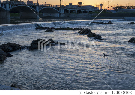 The sky before dawn and the flow of the river 123020108