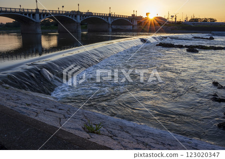 The river surface illuminated by morning light 123020347