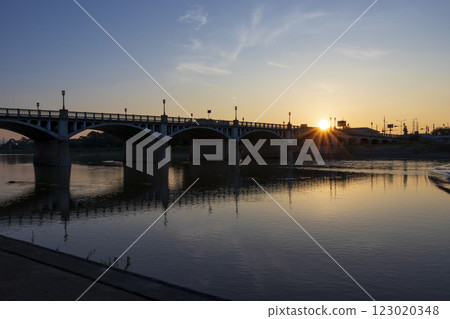 Sunrise seen from the banks of the Mukogawa River 123020348