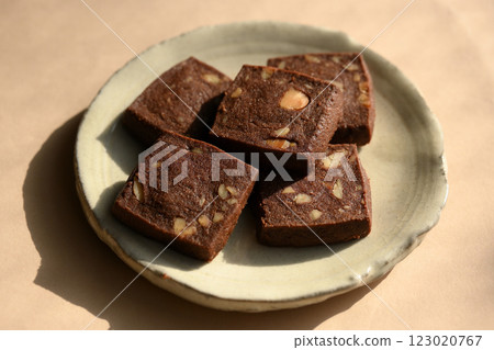 Chocolate Macadamia Cookies 123020767