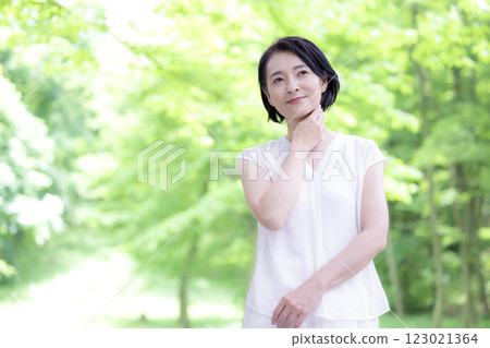 美麗微笑的中年婦女 美麗微笑的中年婦女 123021364