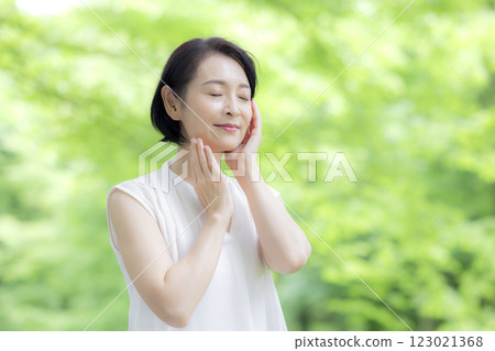 Beauty Smiling middle-aged woman 123021368