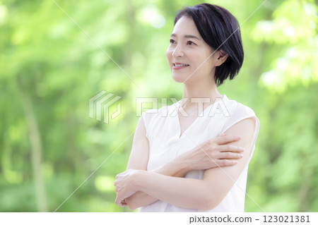 美麗微笑的中年婦女 123021381