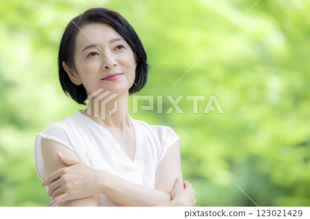 Beauty Smiling middle-aged woman Beauty Smiling middle-aged woman 123021429