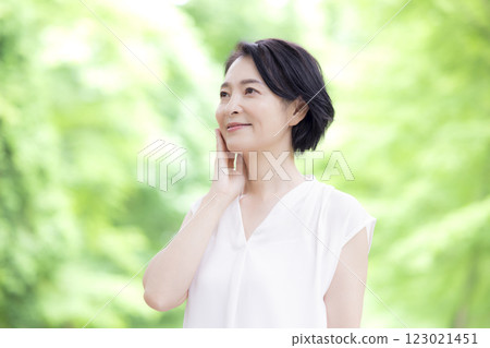 美麗微笑的中年婦女 123021451