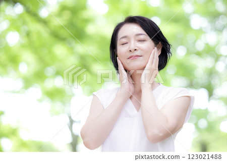 美麗微笑的中年婦女 123021488