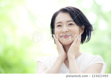 美麗微笑的中年婦女 123021493