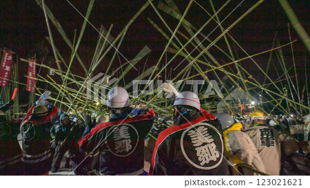 The exciting second round of the bamboo-pulling tournament in Rokugo, Misato Town, Akita Prefecture 123021621