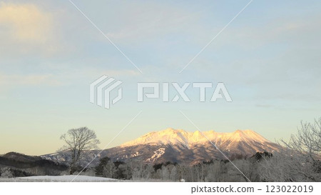 清晨,白雪皚皚的御嶽山(禦嶽山) 清晨,白雪皚皚的御嶽山(禦嶽山) 123022019