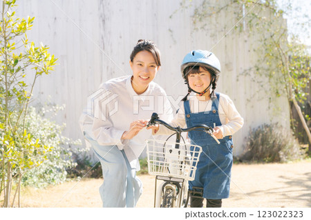 父母和孩子練習騎自行車 123022323