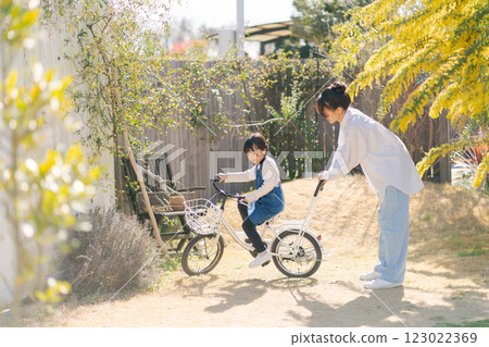 父母和孩子練習騎自行車 123022369