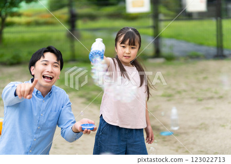 父母和孩子玩肥皂泡 123022713