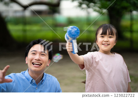 父母和孩子玩肥皂泡 123022722