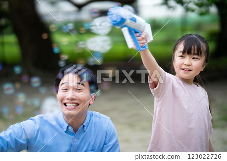 父母和孩子玩肥皂泡 123022726