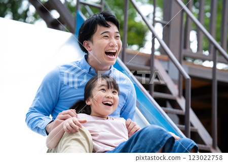 父母和孩子在滑梯上玩耍 123022758