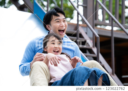 父母和孩子在滑梯上玩耍 123022762
