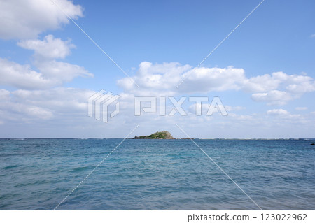 從沖繩縣伊是名島的札西海灘眺望大神島 123022962
