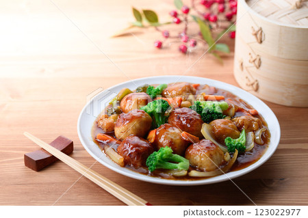 大量蔬菜和肉丸配酸甜醬汁 123022977