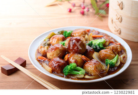 大量蔬菜和肉丸配酸甜醬汁 大量蔬菜和肉丸配酸甜醬汁 123022981